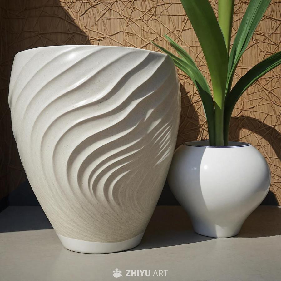 一个大型白色波浪形花瓶位于底座上，花瓶设计独特，外