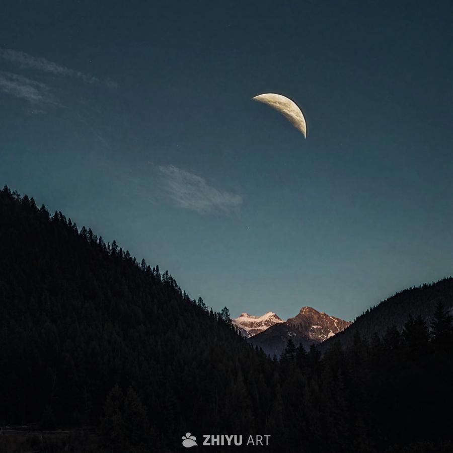 夜空中一轮满月照亮山脉，月亮位于天空中央，将柔和的