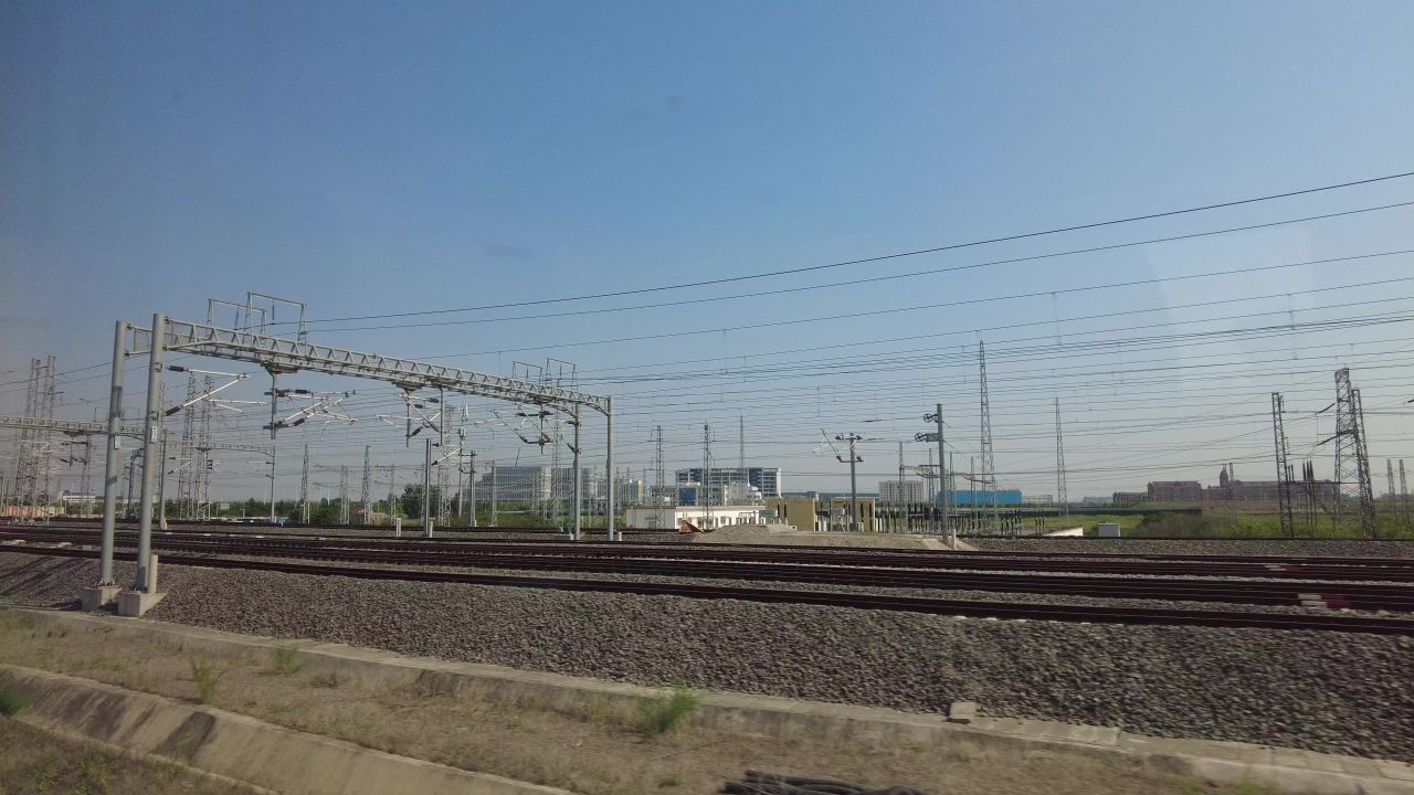旅途风光蓝天白云高铁窗外实拍  