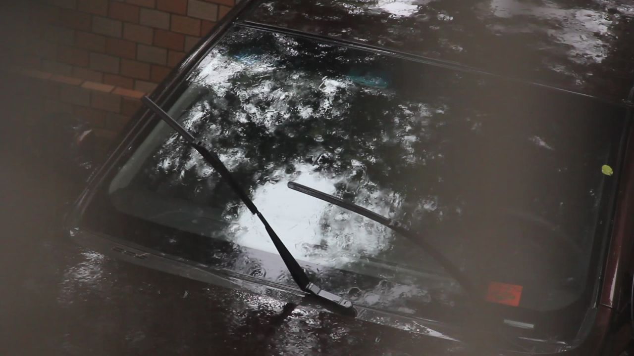 大雨中的汽车前挡玻璃