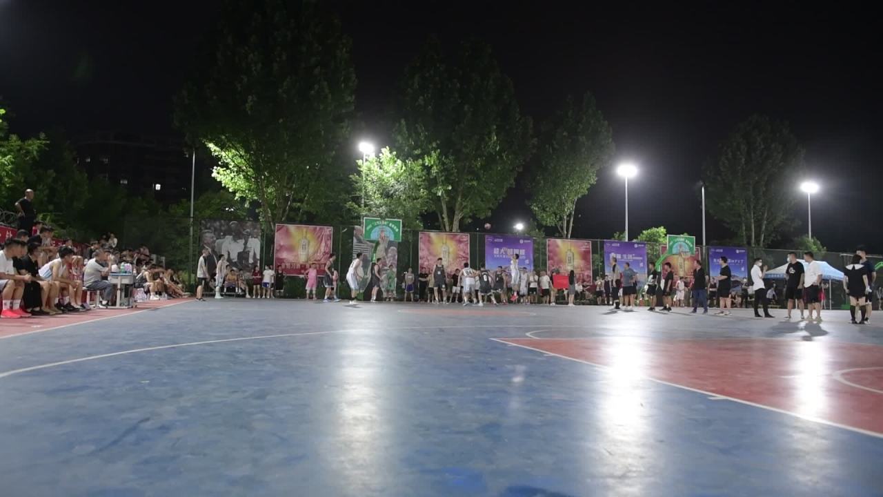 夜幕下的街头篮球