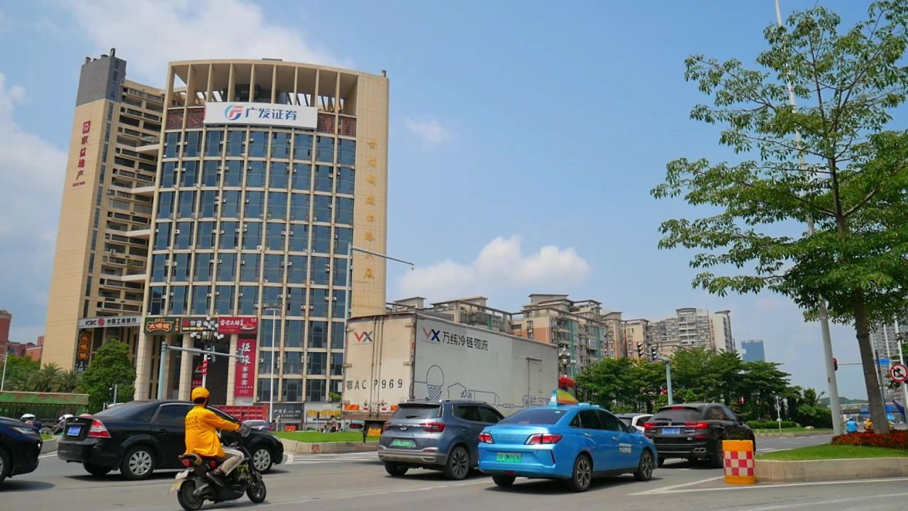 路口经过的运土车