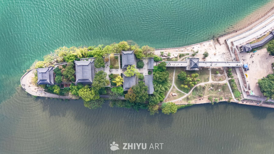 湖畔古岛的宁静时光