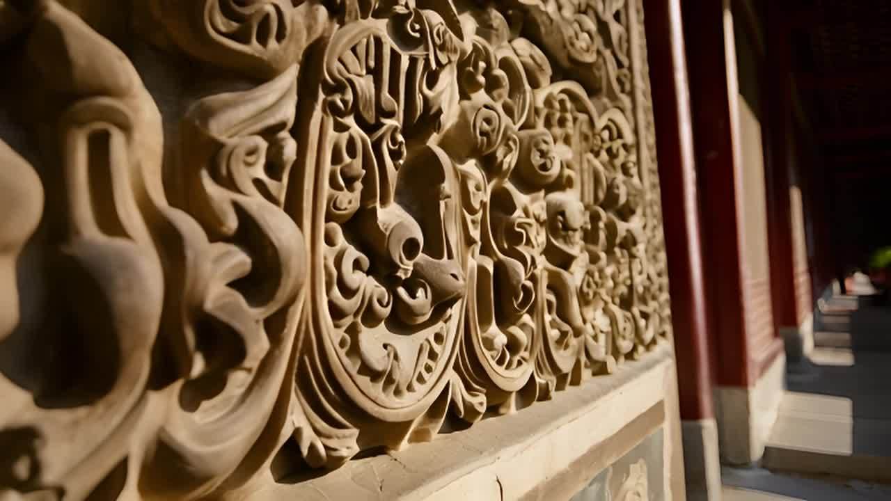 镜头对准宋代古建筑群落中回廊上的雕花，细腻而精美。