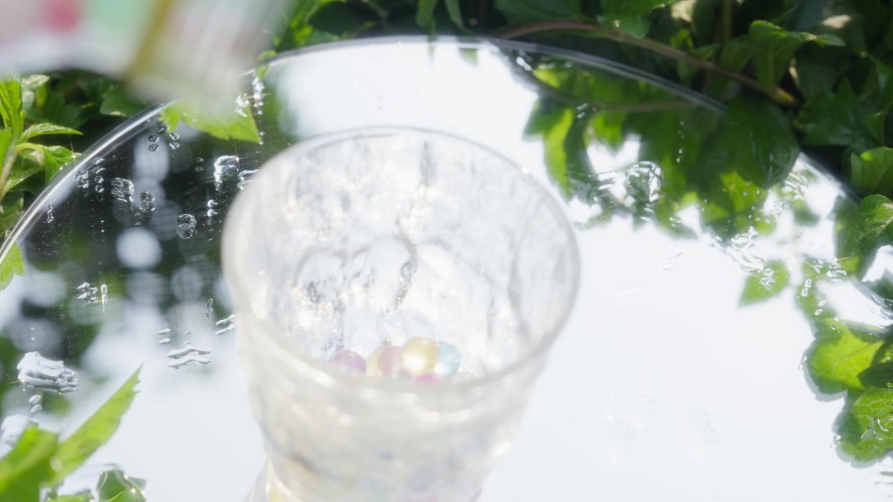 水宝宝倒在杯子里，闪耀着光芒