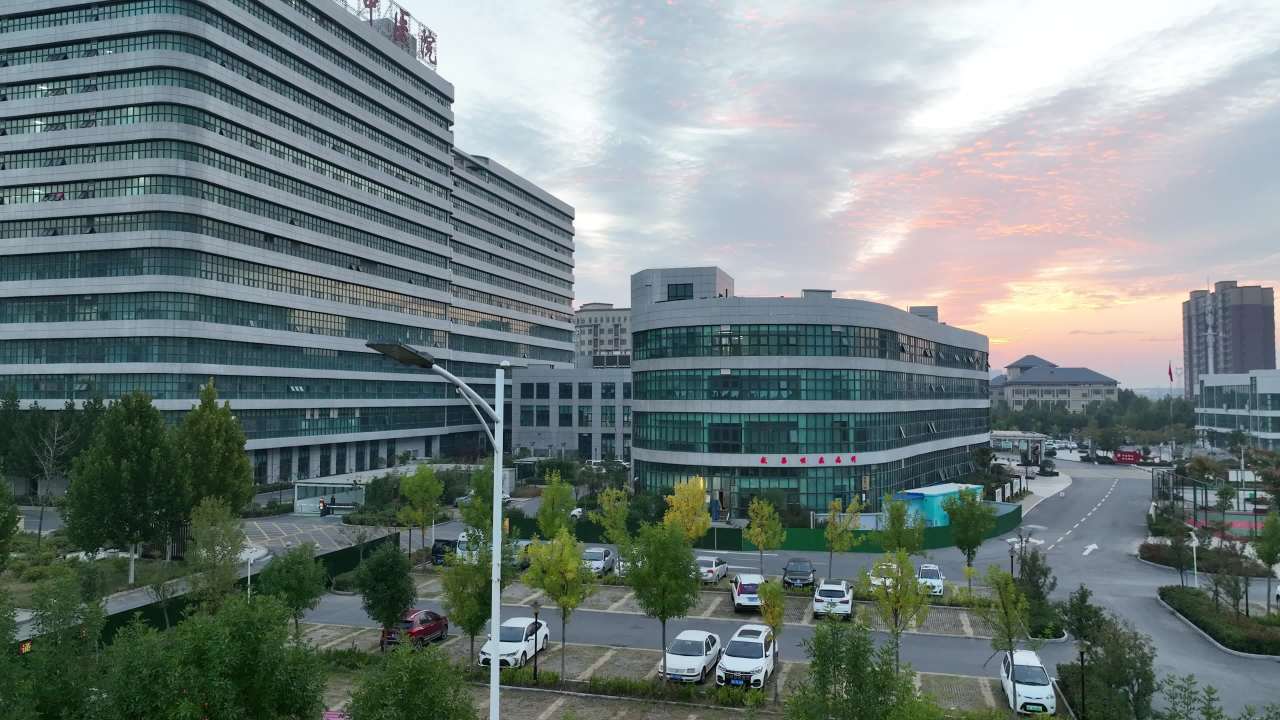 城市日落下的现代建筑群