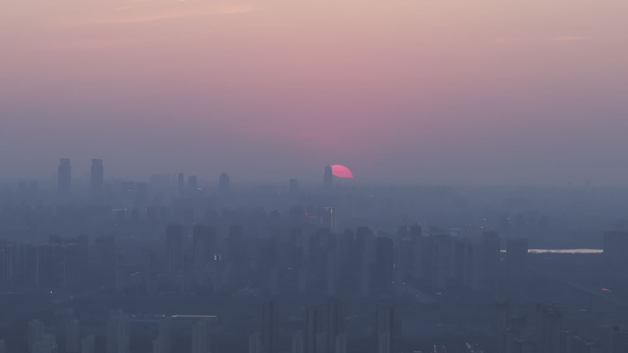雾中城市的日落