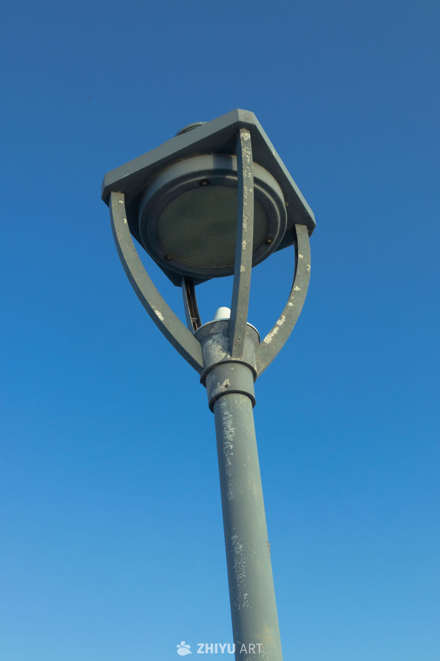 蓝天下的路灯