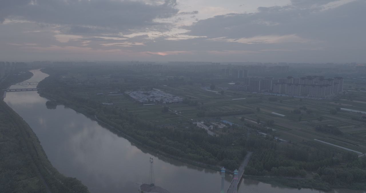 河畔城市的宁静黄昏