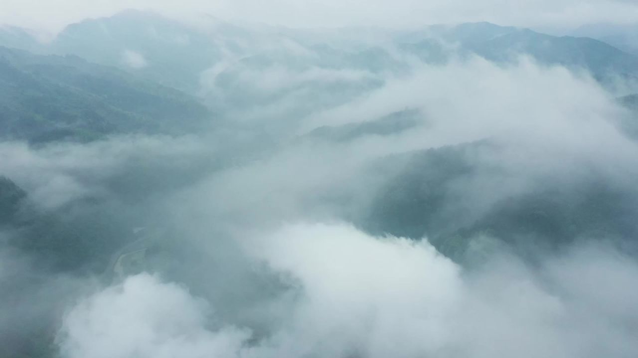 航拍山间云雾缥缈