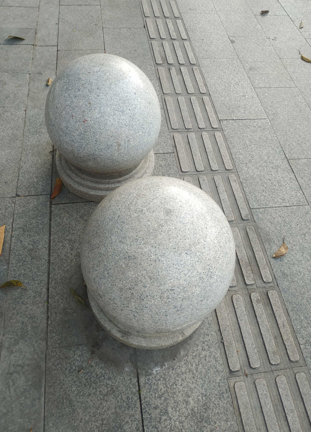 人行道上的两个石球