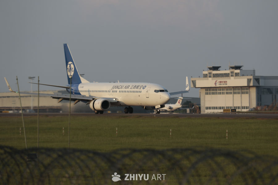 江西航空飞机准备起飞