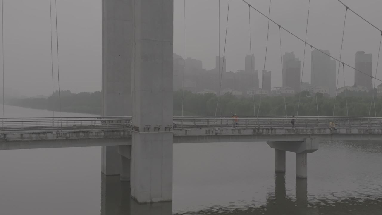 雾中城市的桥