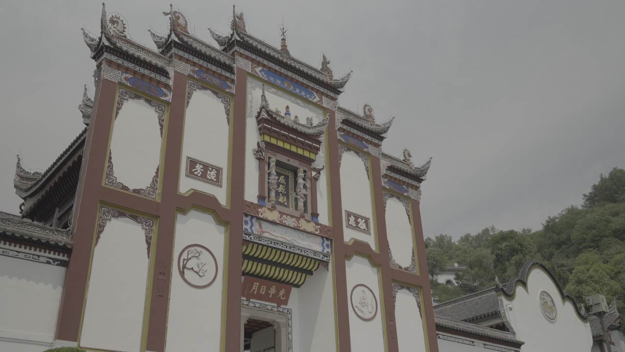 古韵门楼与自然风光