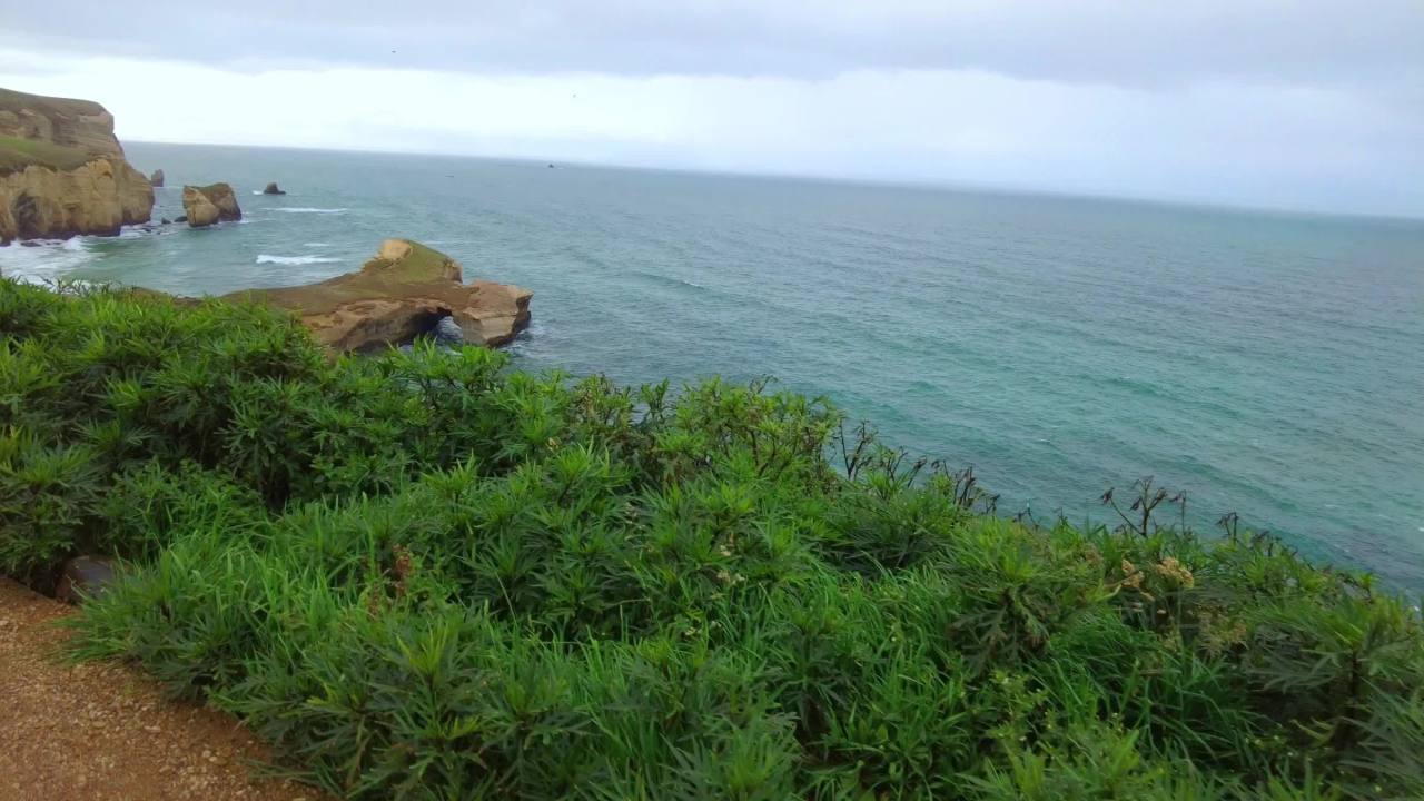 新西兰达尼丁隧道海滩海浪冲刷着海边巨大礁石 1