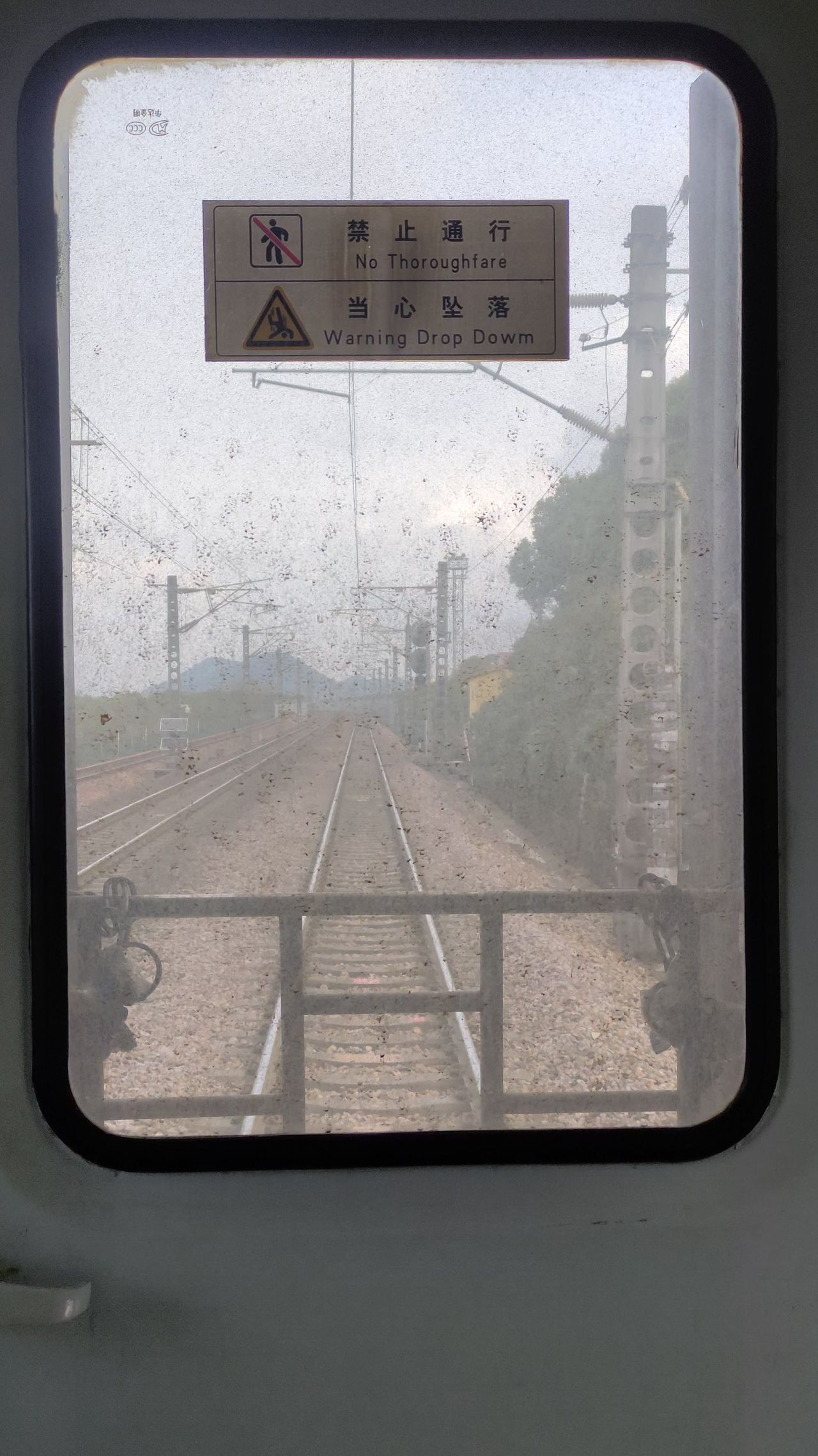 车厢-火车尾-车窗外