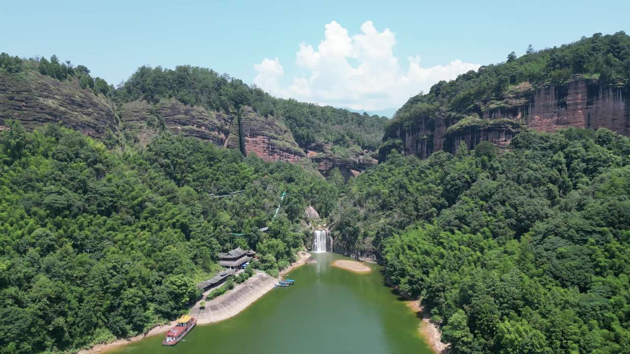 山谷中的瀑布奇观