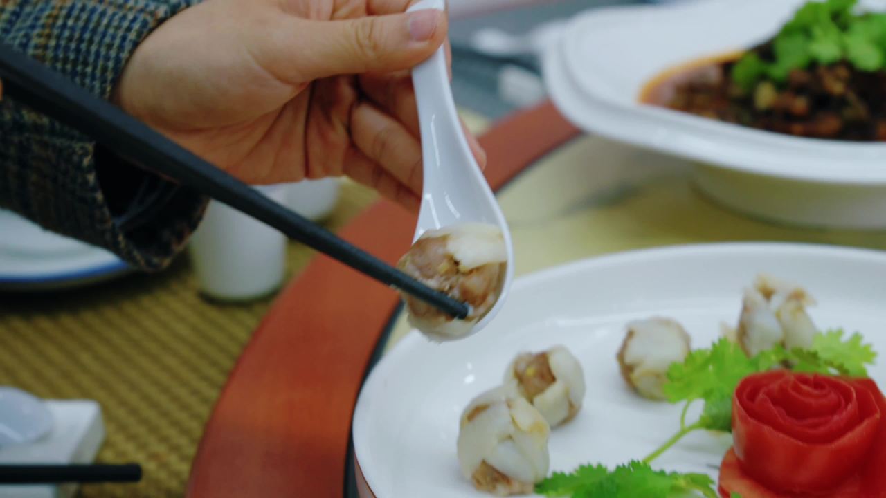 享用精致海鲜美食