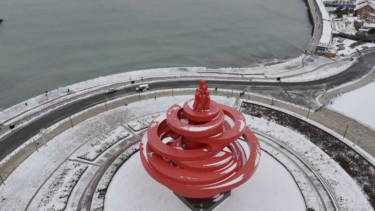 青岛五四广场情人坝海边城市雪景航拍 14