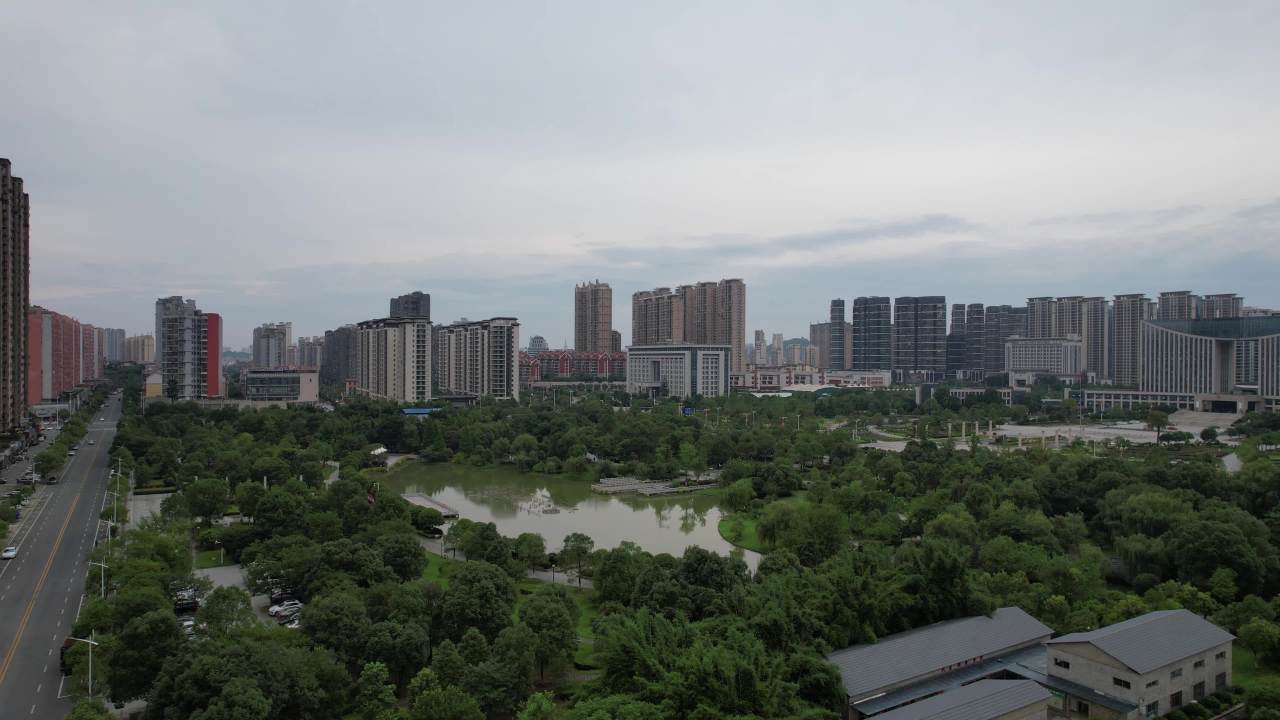 城市绿肺：湖畔高楼林立