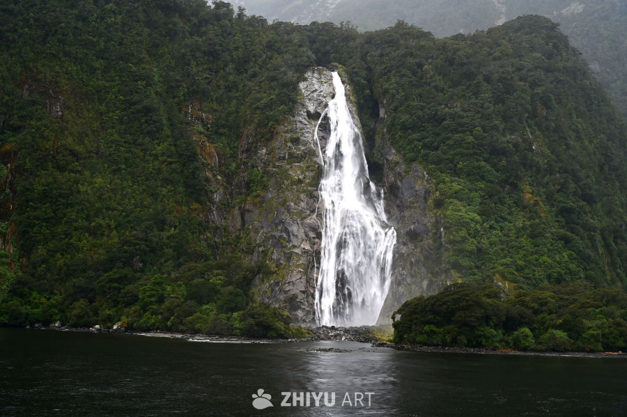 新西兰南岛阴雨中米尔福德峡湾的高大瀑布和峡湾风光 2