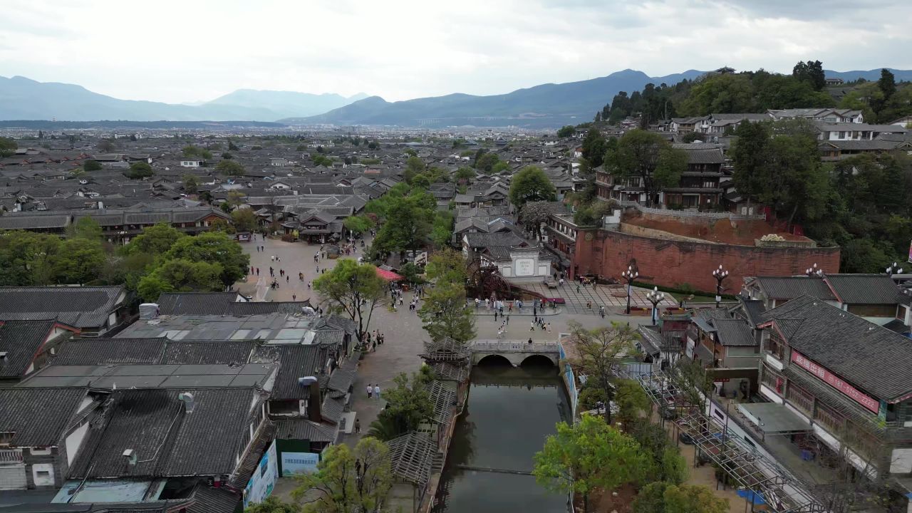  航拍云南丽江古城玉河广场