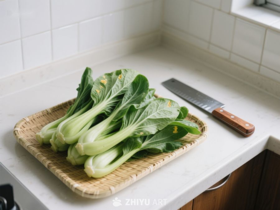 新鲜青菜置于竹篮，厨房砧板旁 494