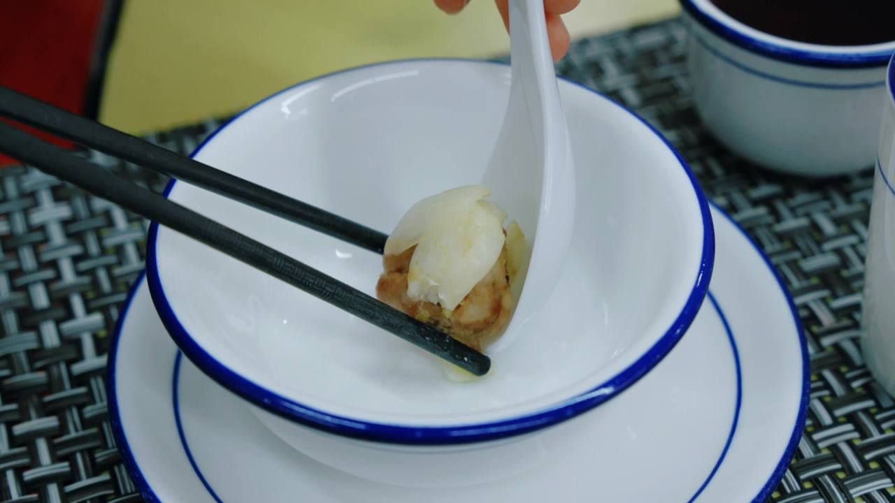 用勺子夹汤圆的特写