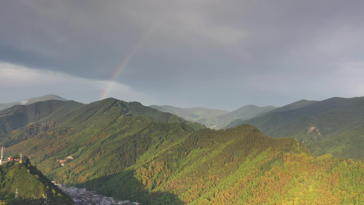 彩虹山间小镇