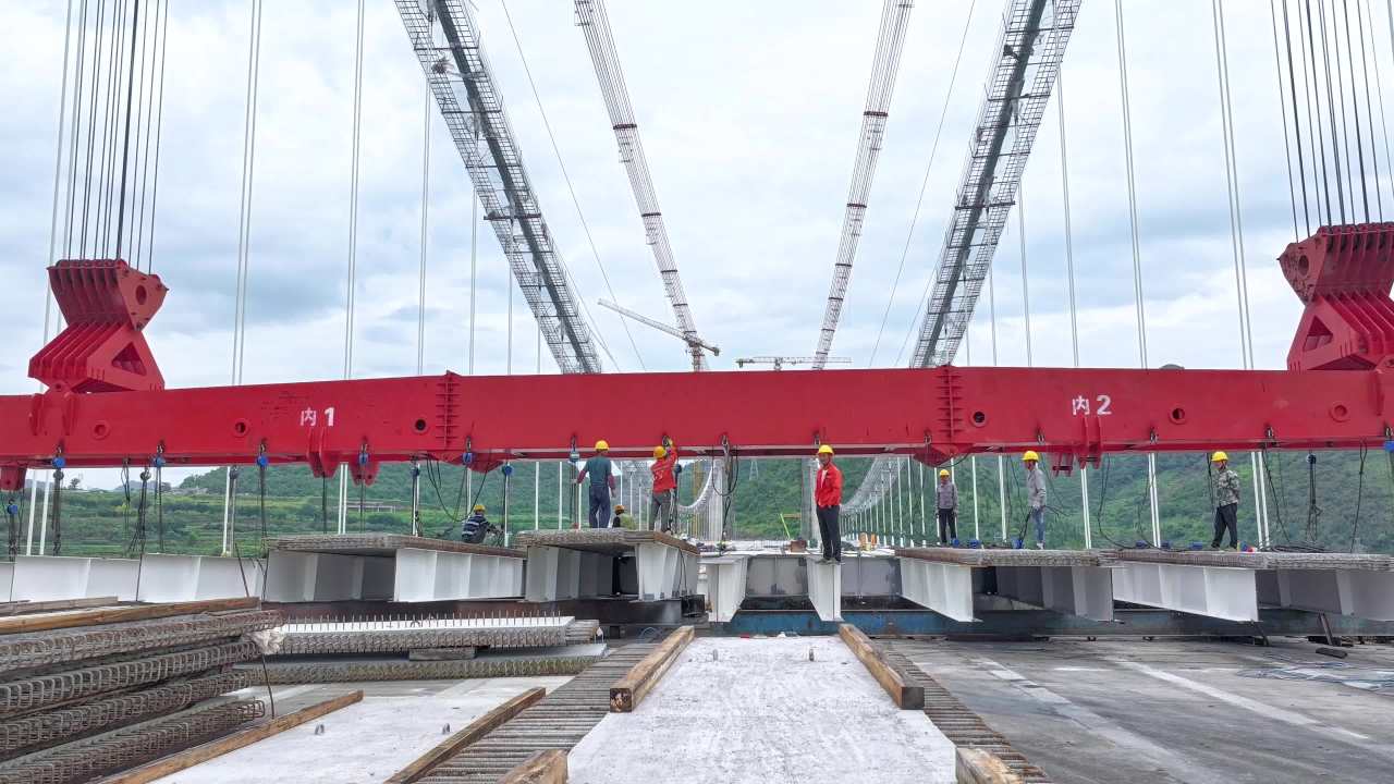 交通桥梁建设工程工地工人施工吊装桥面板