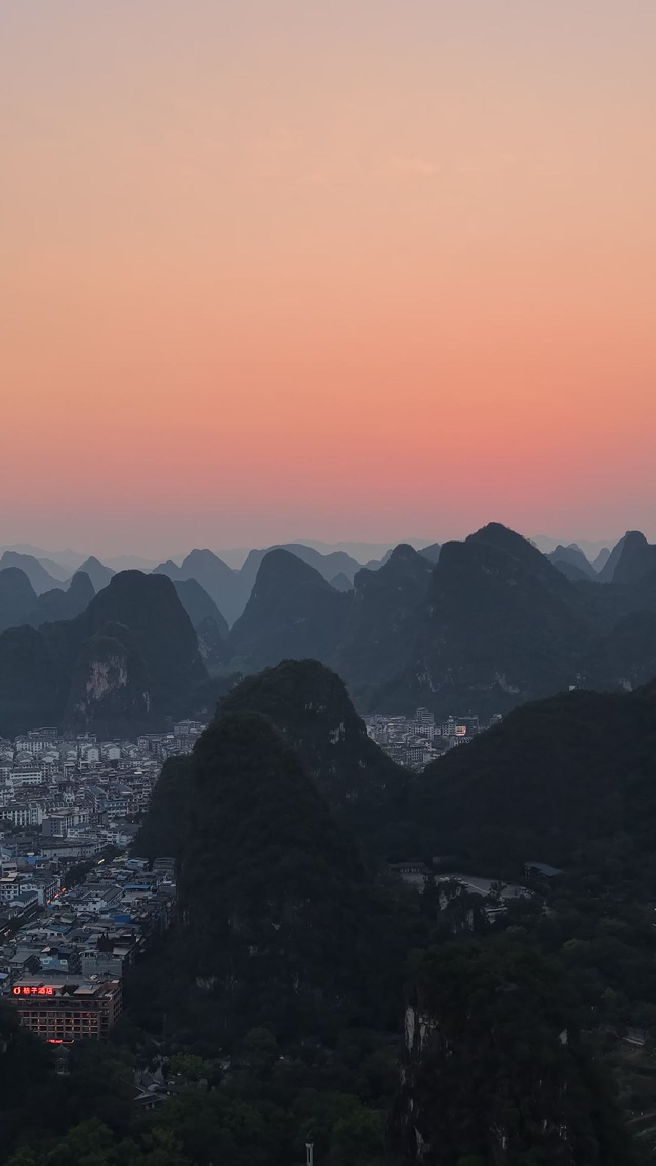 日落下的喀斯特山城