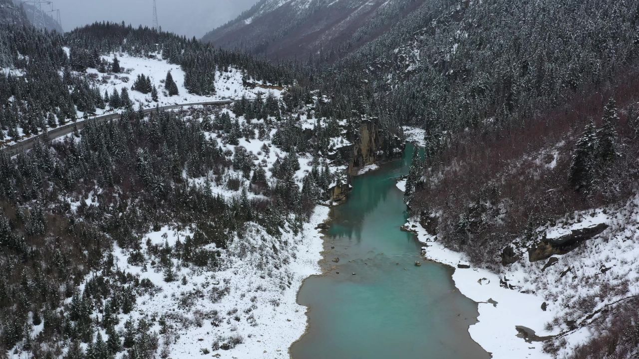 航拍帕隆藏布江河谷雪景