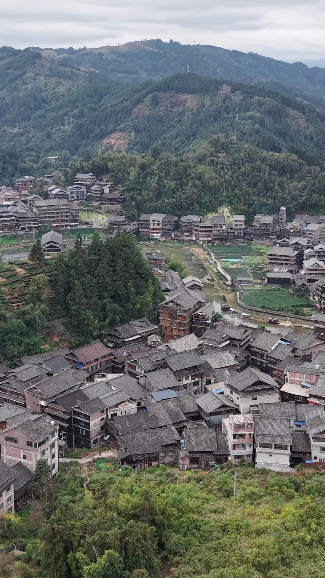 青山环绕的古村落