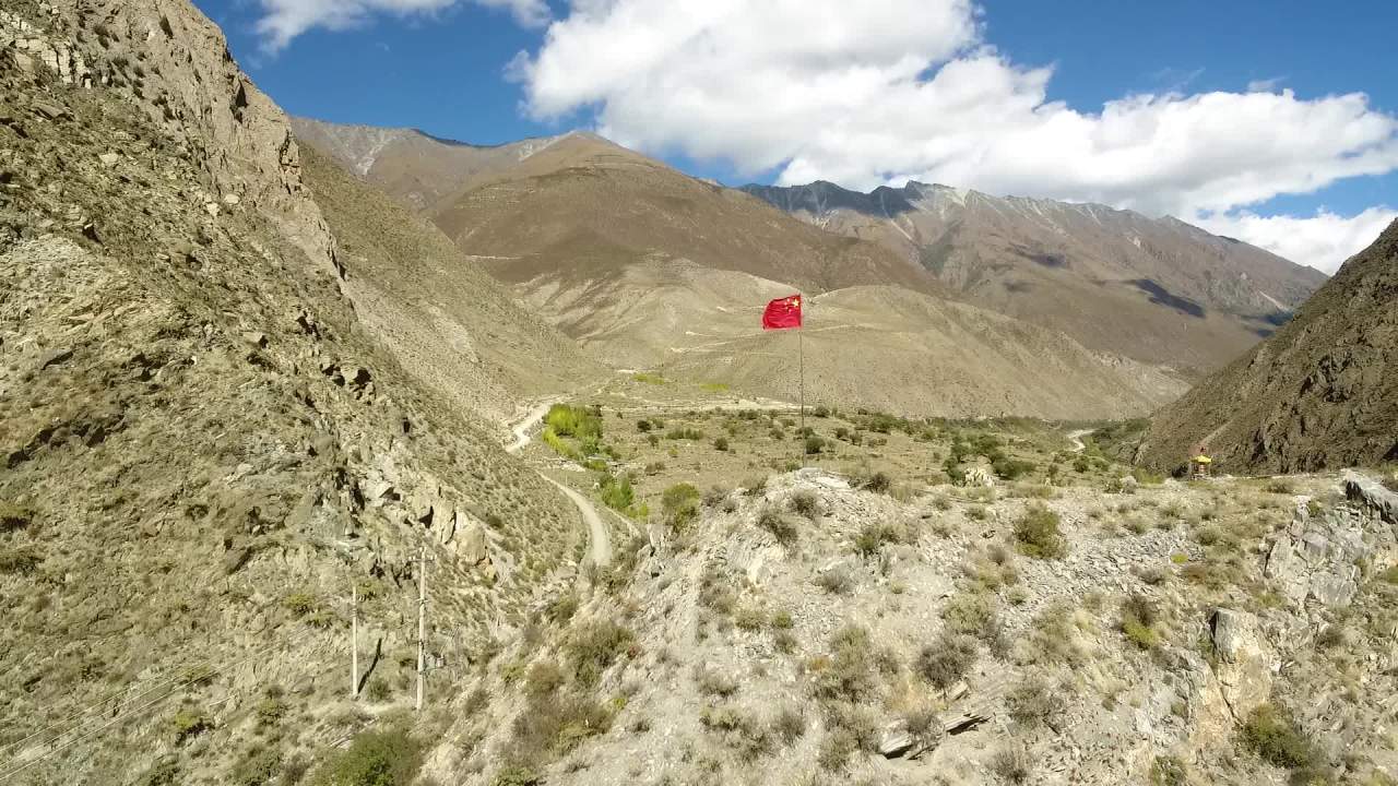 山上的五星红旗