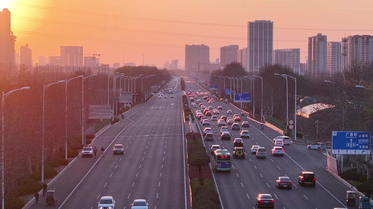 夕阳下的城市大道