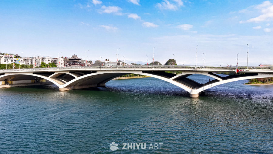 河上拱桥与城市风光