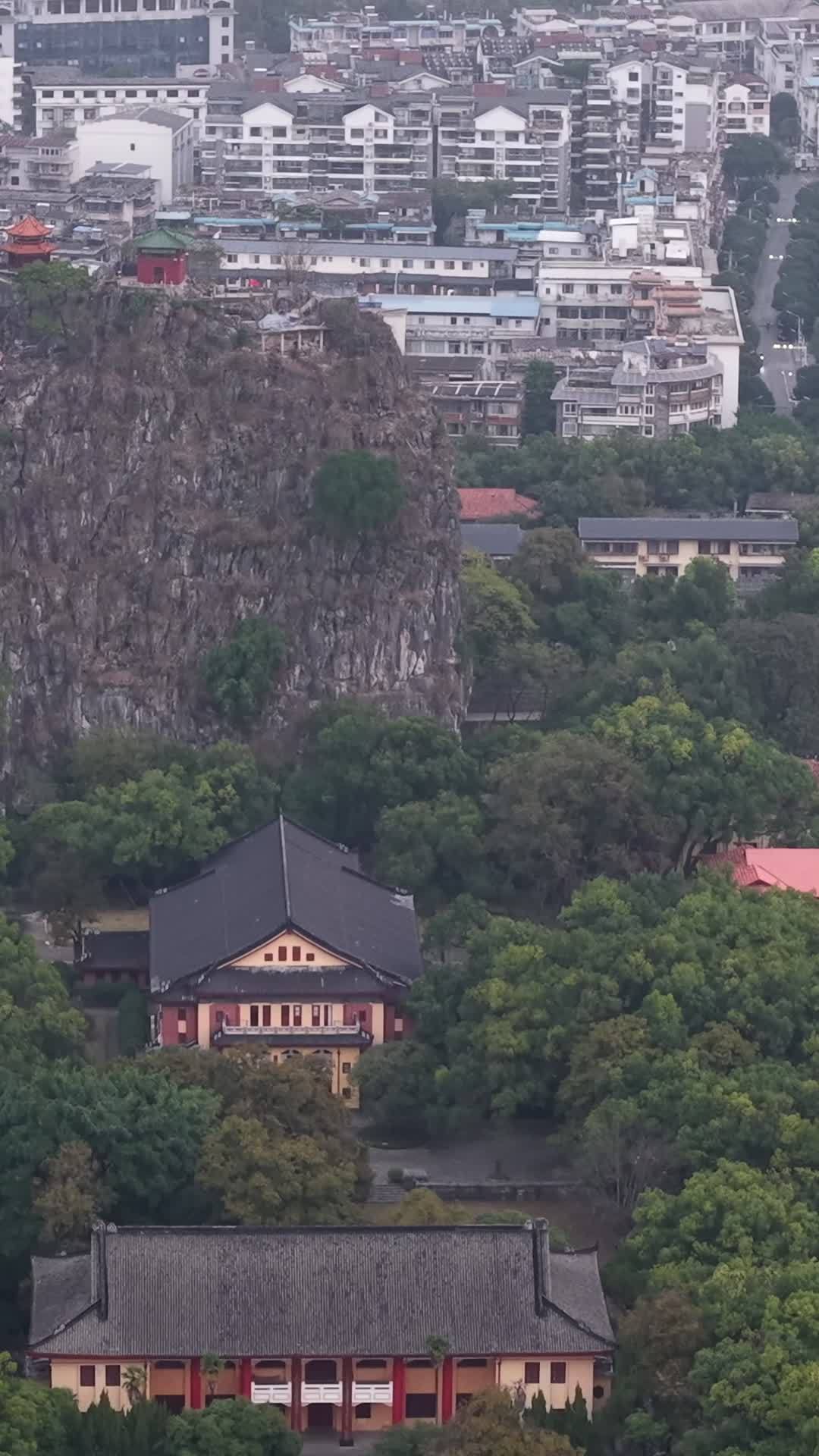 竖版航拍桂林独秀峰王城景区 