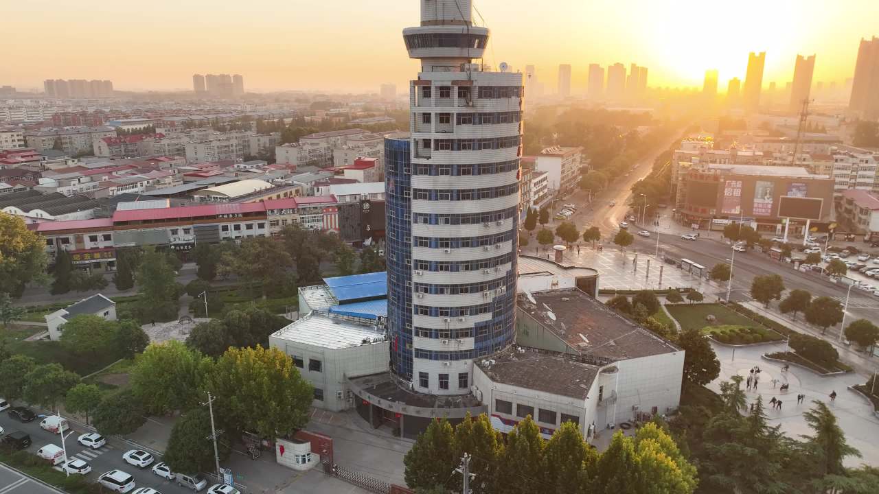 晨曦中的城市天际线