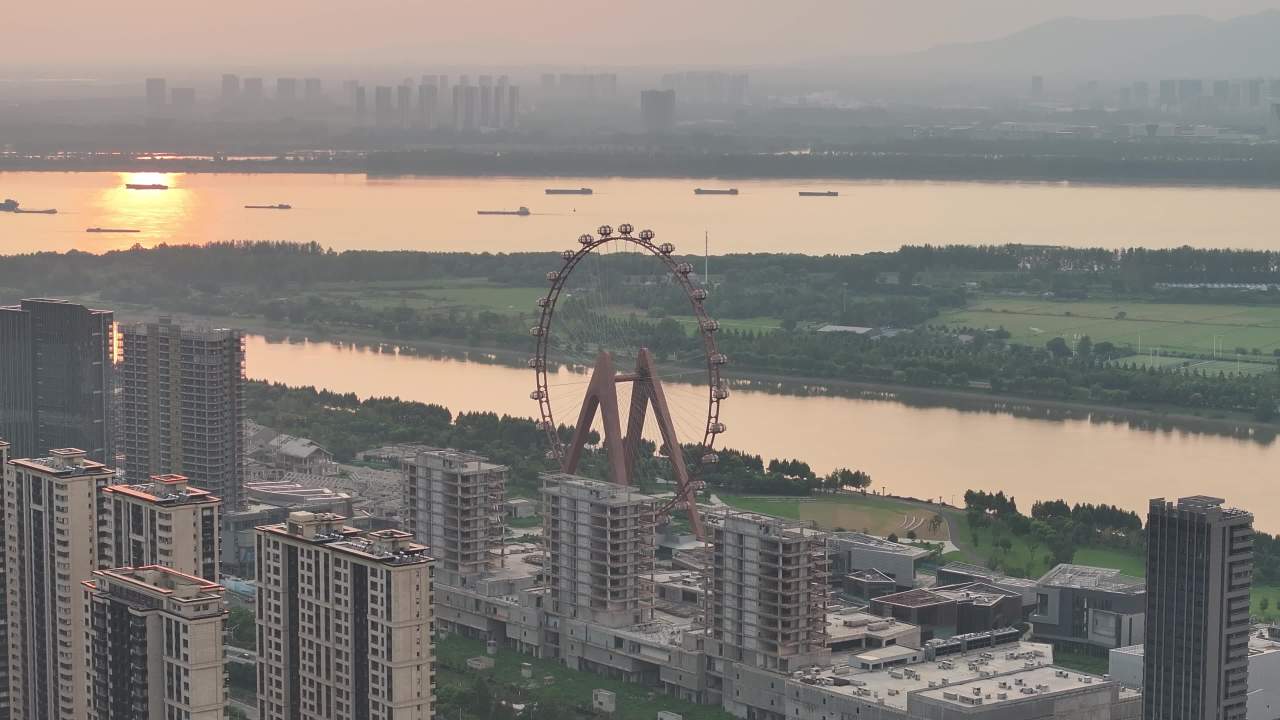 摩天轮与城市的黄昏
