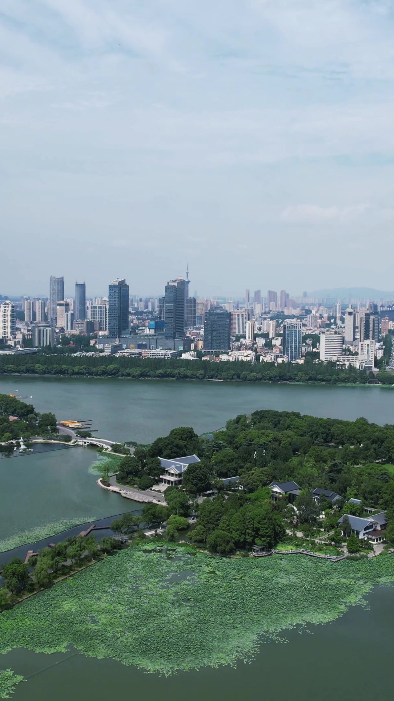 江苏南京玄武湖竖屏航拍 