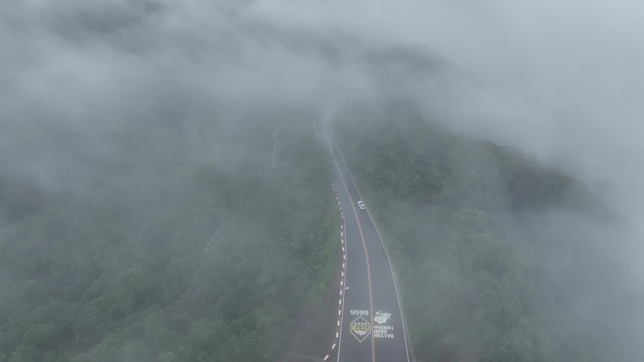 雾中山间公路