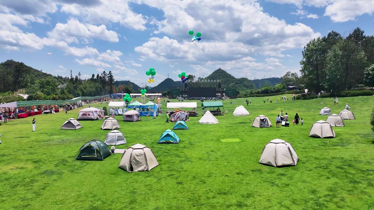 4k航拍绿色草坪露营  户外休闲生活