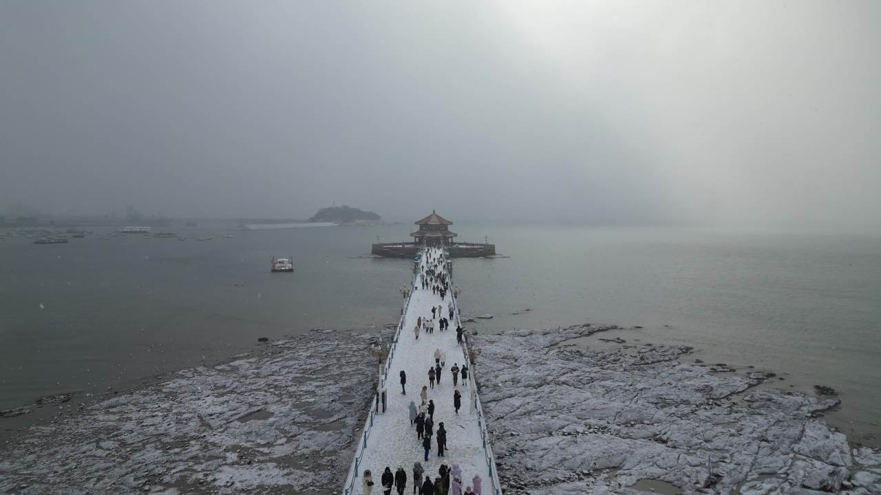 青岛市南老城区栈桥海边雪景航拍 6