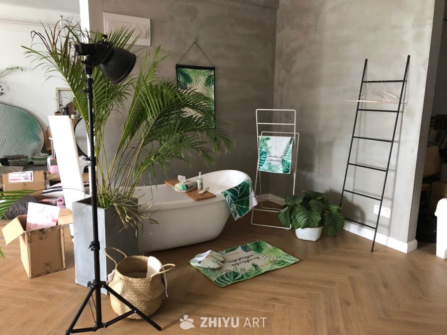 绿色植物与浴缸的温馨角落