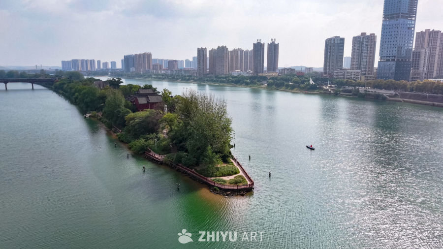 河畔绿岛与城市风光