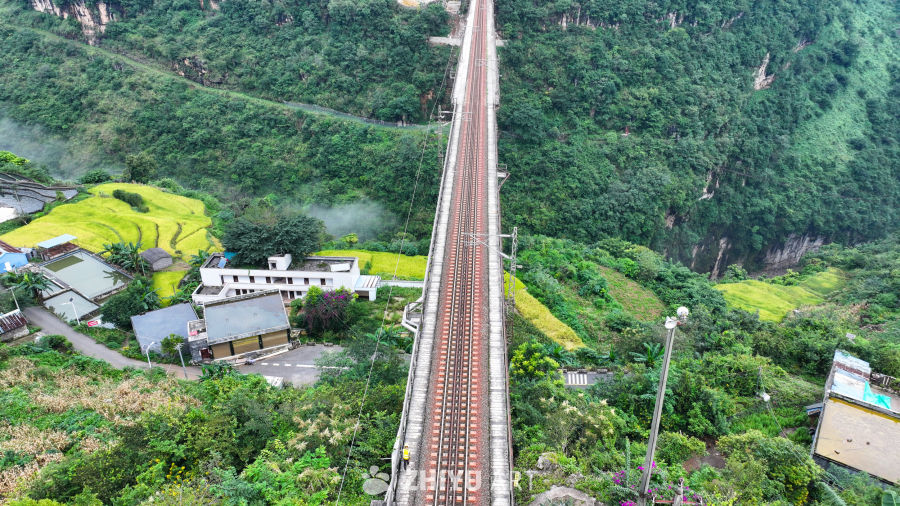 航拍铁路火车桥梁 峡谷瀑布 12