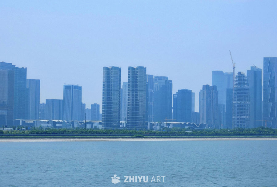 宁静的钱塘江畔城市风景