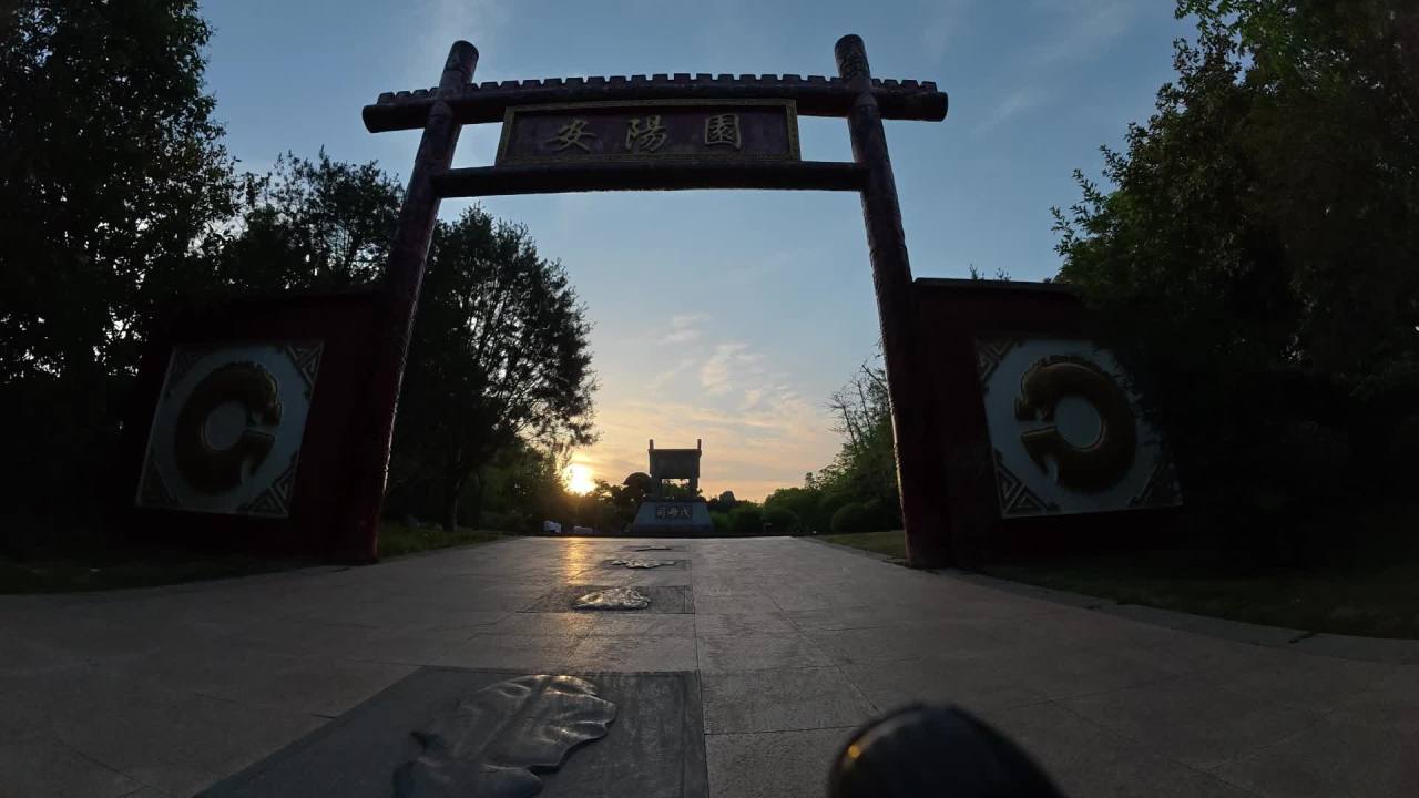 夕阳下的古韵牌坊