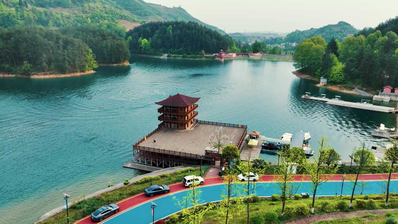 水上摩托艇竞速表演飘逸