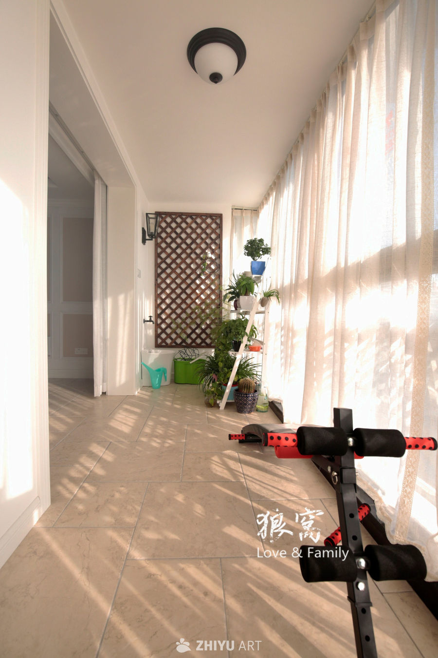 阳光洒满的阳台角落
